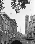 855186 Gezicht op de voorgevel van het Stadhuis (Stadhuisbrug 1) te Utrecht, waar de vlaggen van Utrecht en Hannover ...